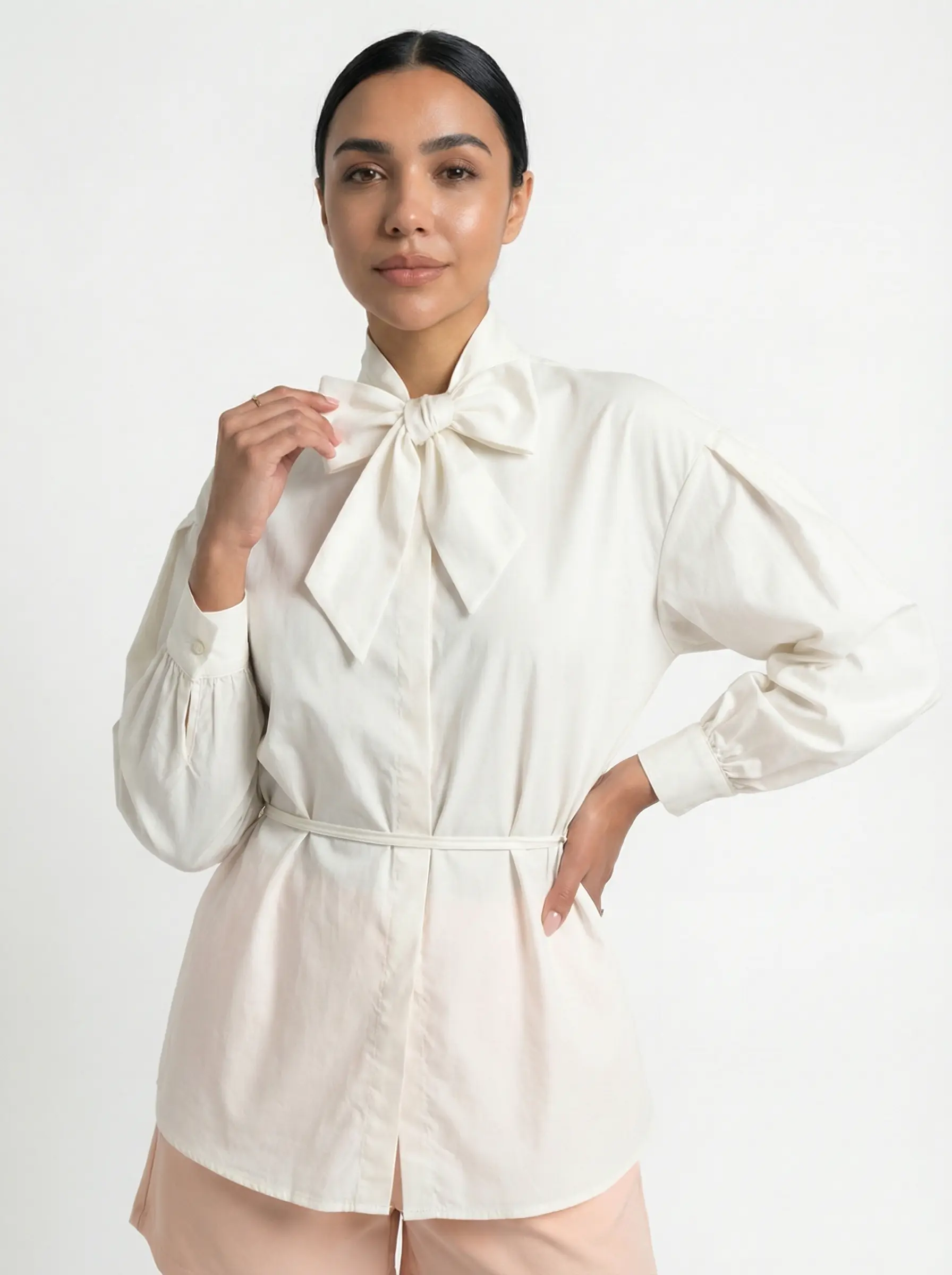 قميص بو تاي أبيض