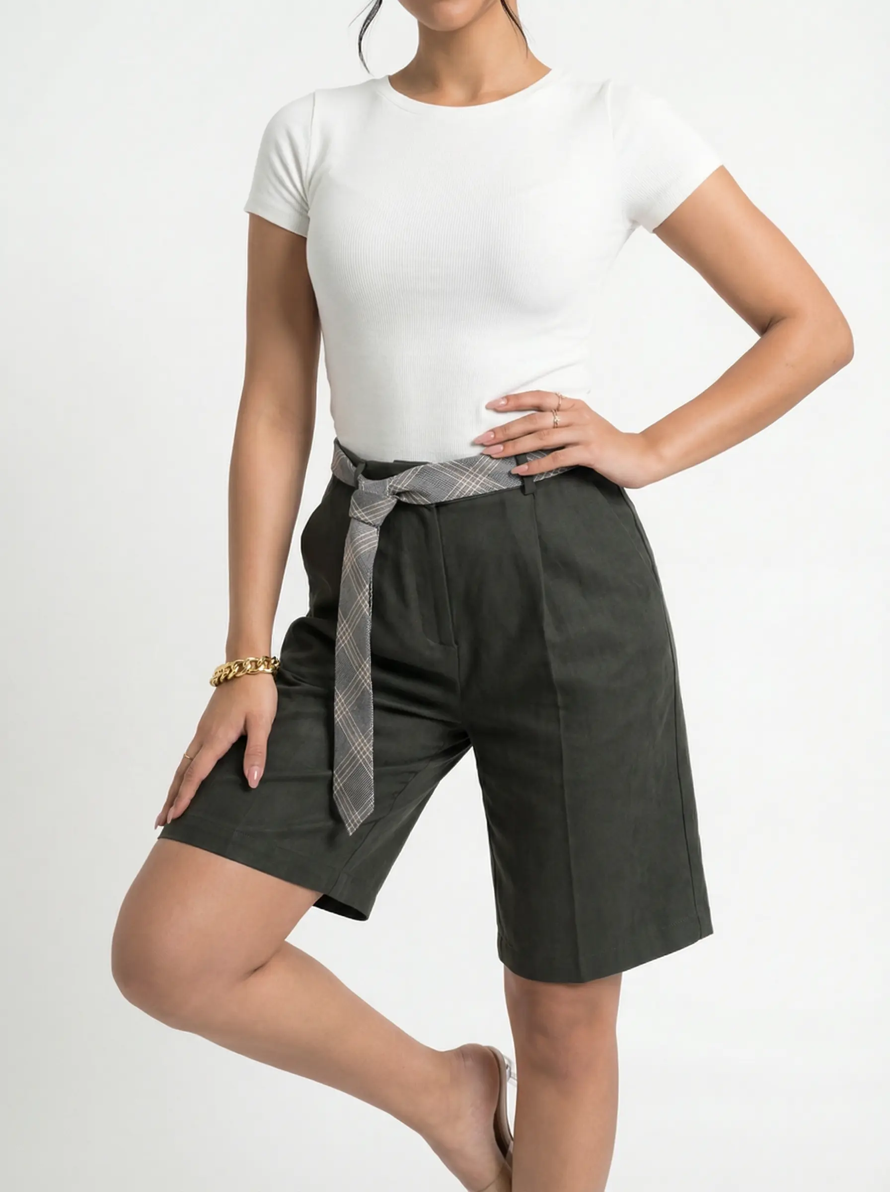 بلوزة بيسك وايت